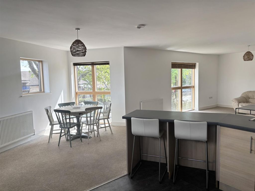 Property photo 3 of 9 Dining Area