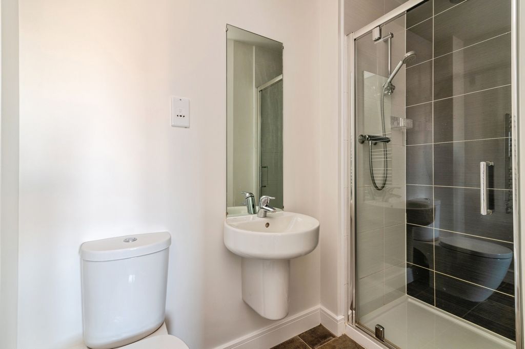 Property photo 3 of 17 En-Suite Shower Room