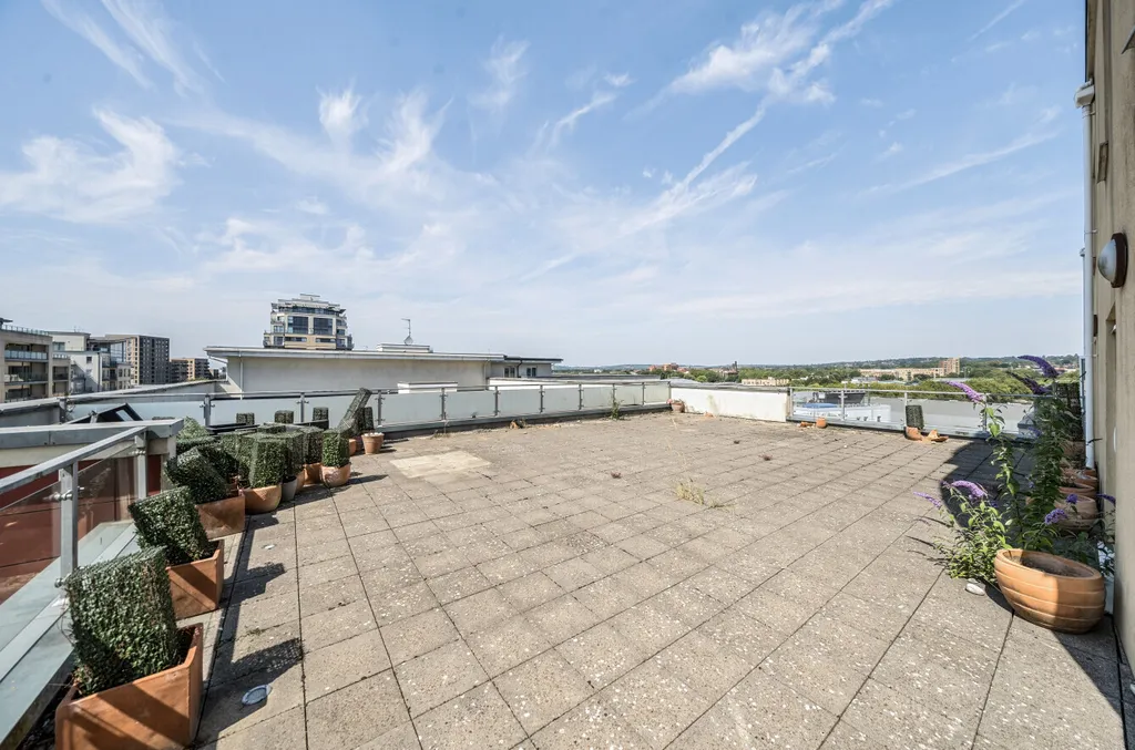 Apartment in London Borough of Barnet, Colindale - View 3