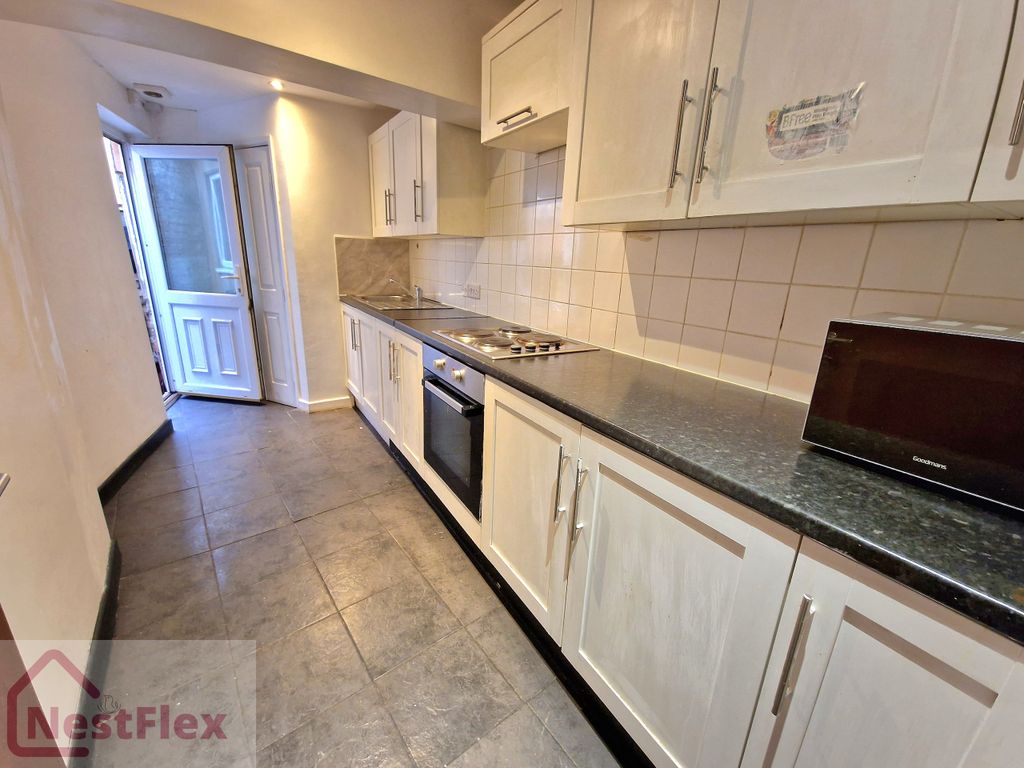 Property photo 1 of 2 Kitchen (4)