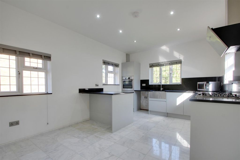 Property photo 1 of 16 Kitchen Breakfast Room