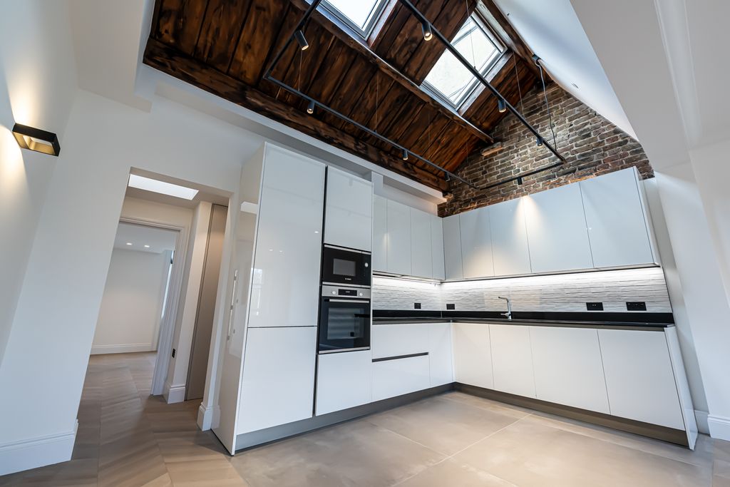 Property photo 1 of 17 Queens Gate 5 57-015 Lr