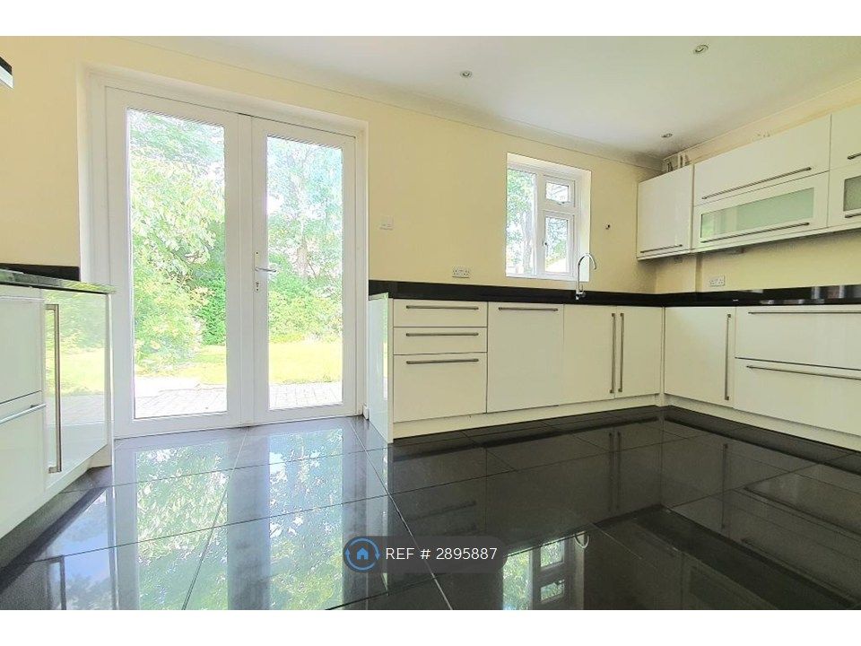 Property photo 3 of 9 Kitchen / Dining