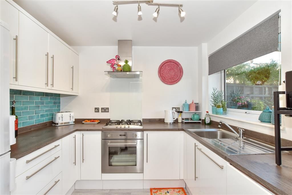 Property photo 3 of 11 Kitchen
