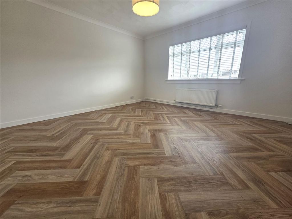 Property photo 3 of 23 Lounge