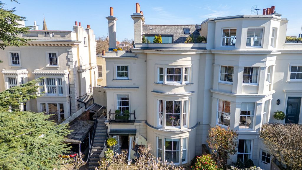 Property photo 2 of 33 Front (Exterior)