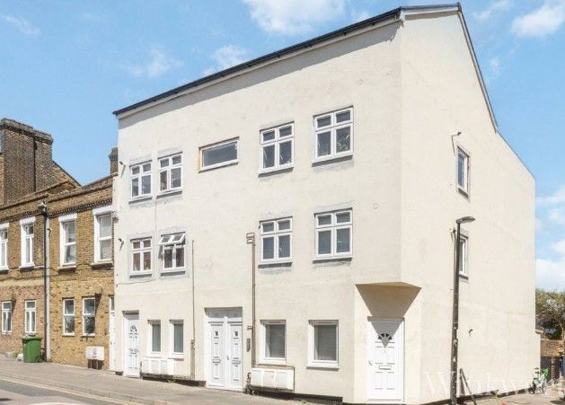 Property photo 1 of 8 Nelsons Are Proud To Present This Modern Two Bedroom Split Level Conversion Situated Within The Heart Of Bermondsey.