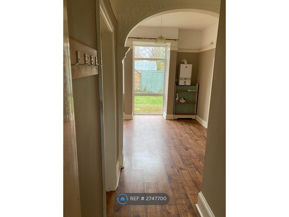 Property photo 2 of 8 Entrance Hall