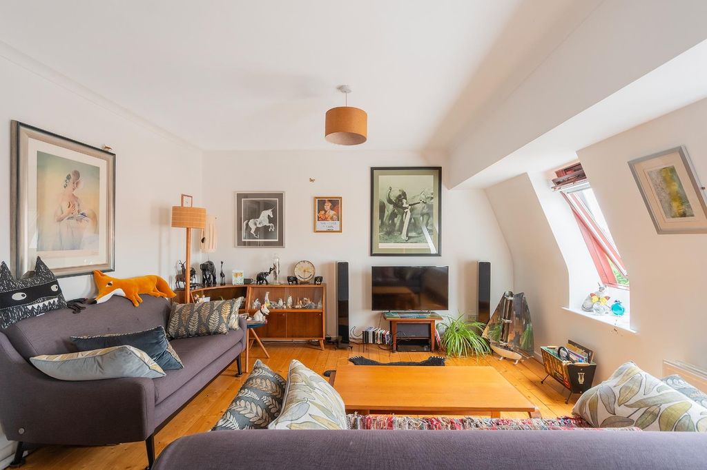 Property photo 3 of 20 0C7Cre - Living Room G.Jpg