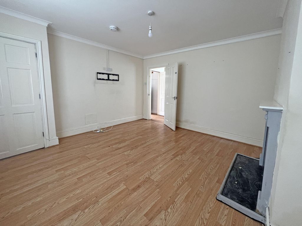 Property photo 3 of 10 Living Room