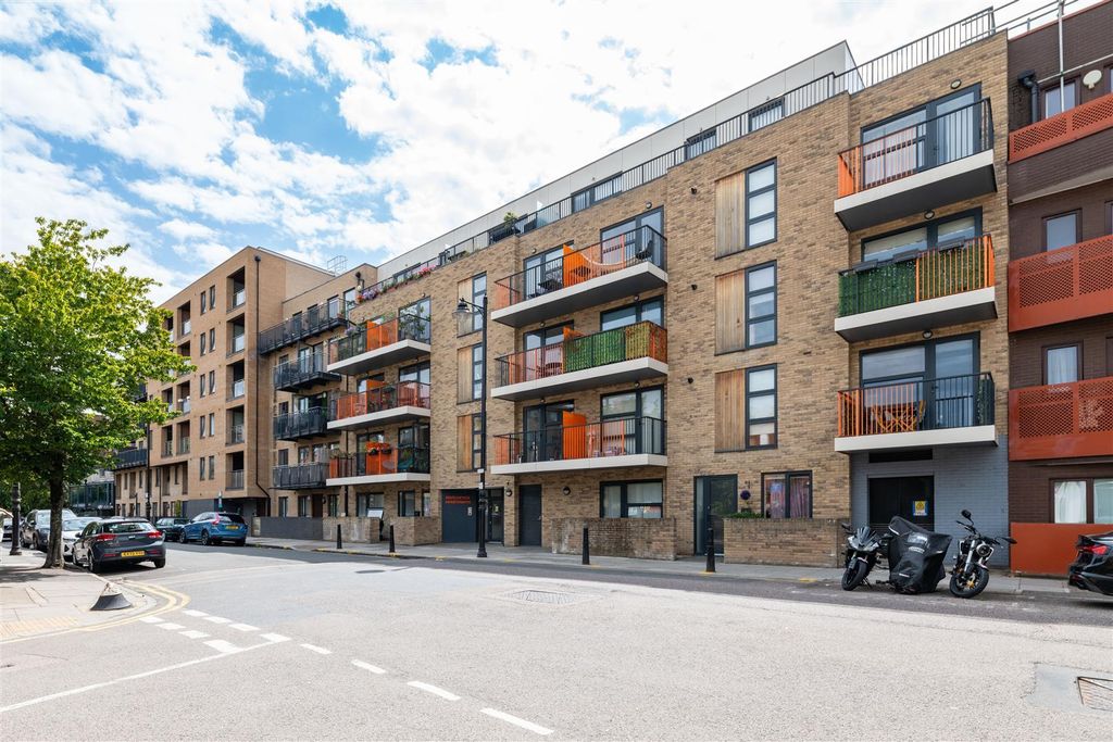 Property photo 2 of 35 Fairfield Road, E3