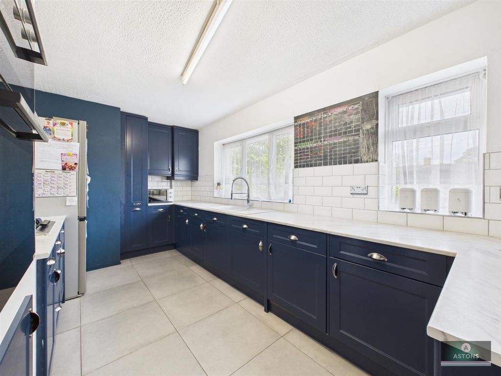 Property photo 3 of 12 Kitchen