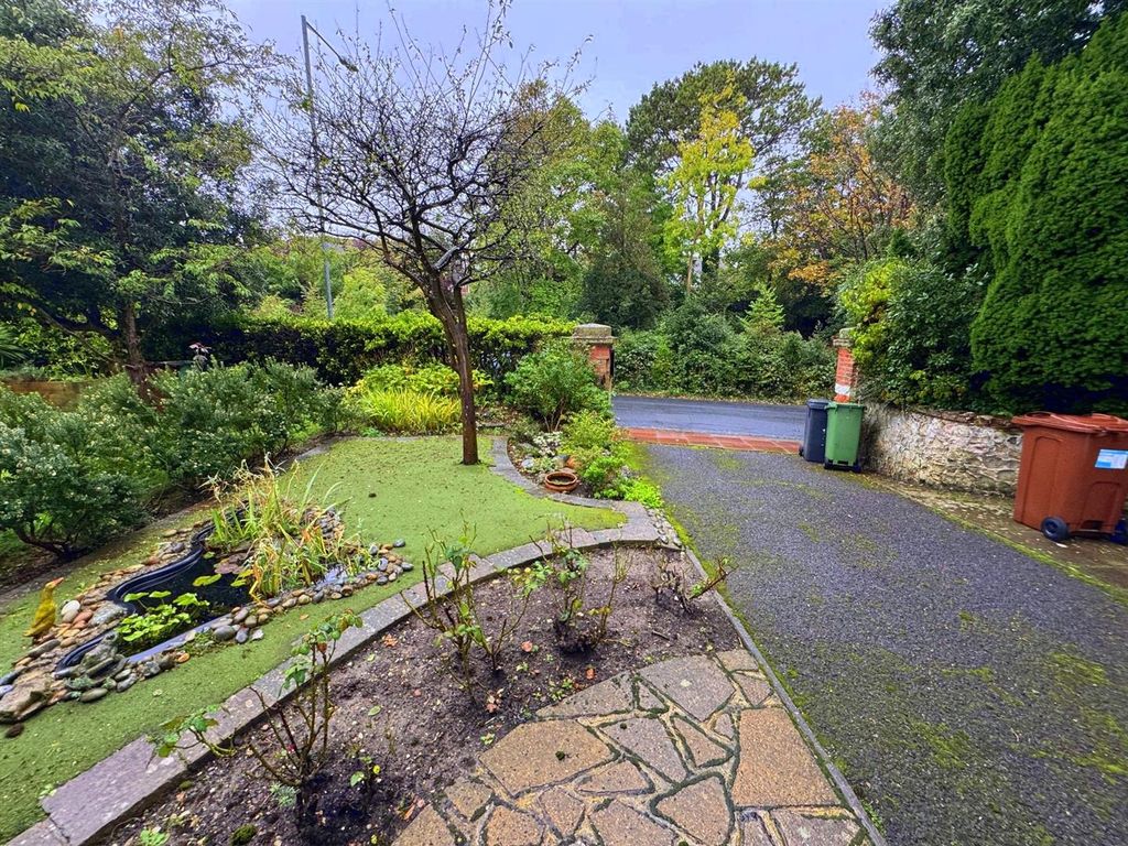 Property photo 3 of 20 Front Garden