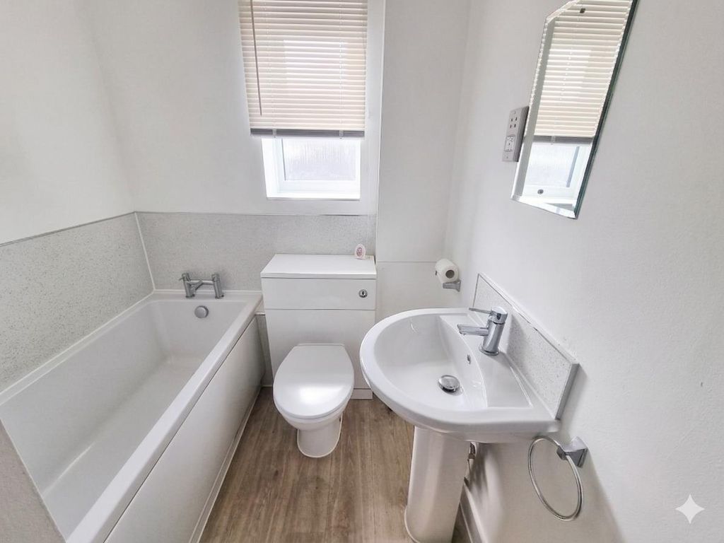 Property photo 3 of 9 Bathroom