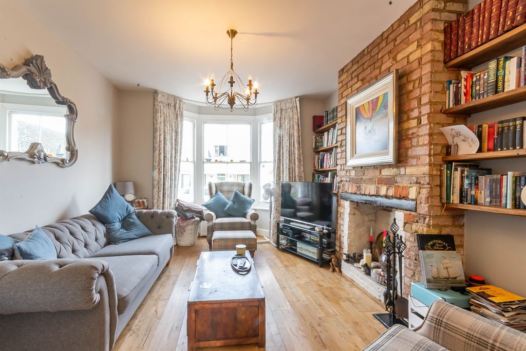 Property photo 2 of 21 Lounge