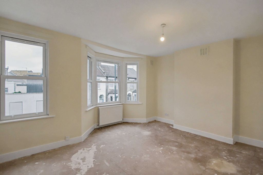 Property photo 2 of 10 Flat B, 95 Victor Road, Kensal Green, London, Nw10 5Xb