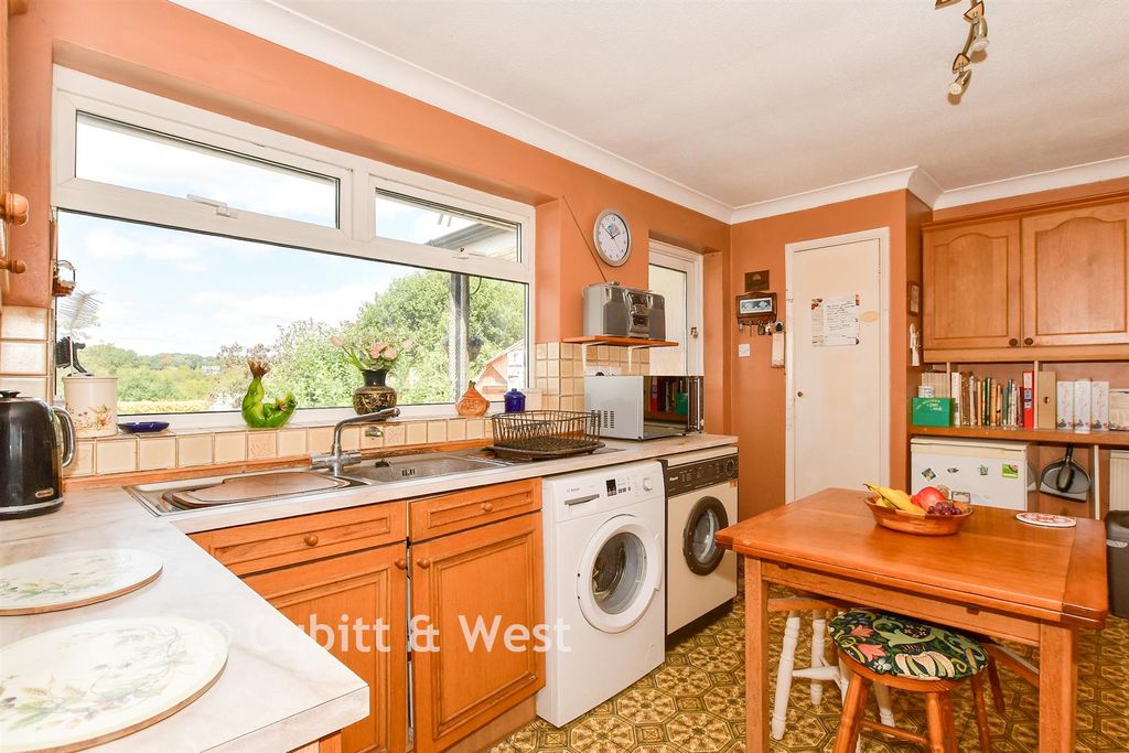 Property photo 3 of 18 Kitchen