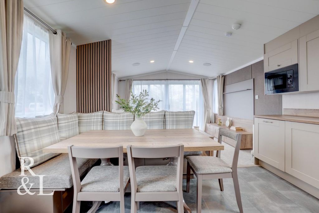 Property photo 2 of 21 Newforest1 (15).Jpg