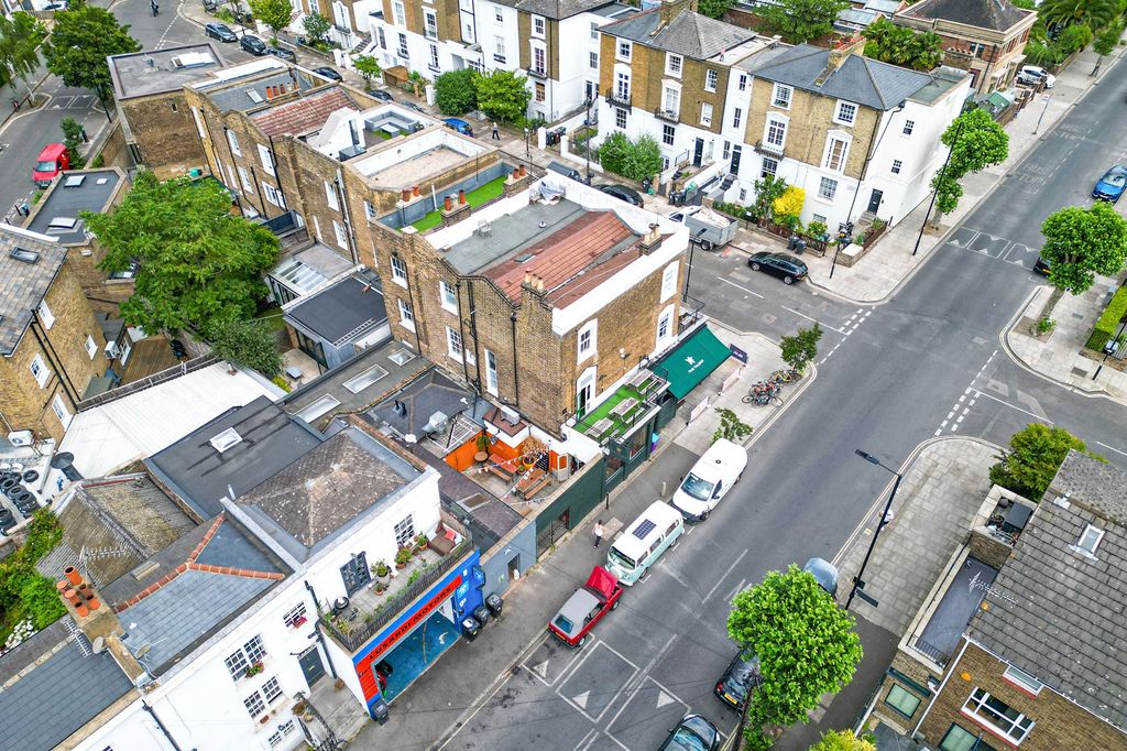 Property photo 2 of 18 The Talbot, 109 Mortimer Road, London N1 4Jy