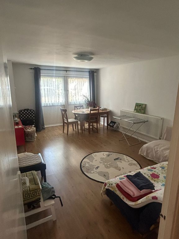 Property photo 1 of 10 Spacious 2-Bedroom Ground Floor Flat With Large Living Room In N17