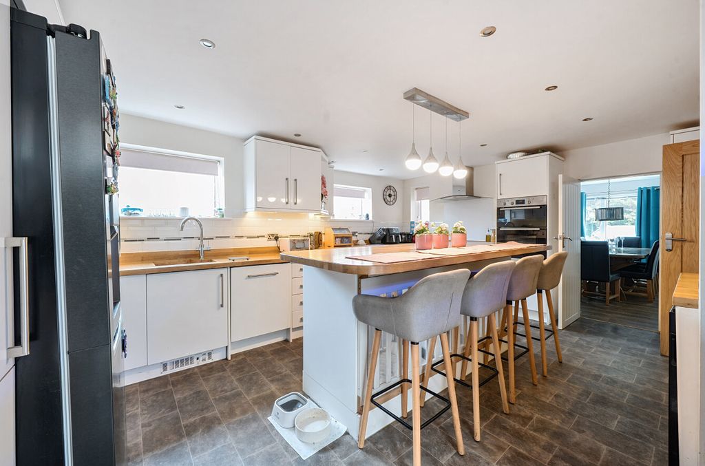 Property photo 3 of 25 1332349-27-689494...