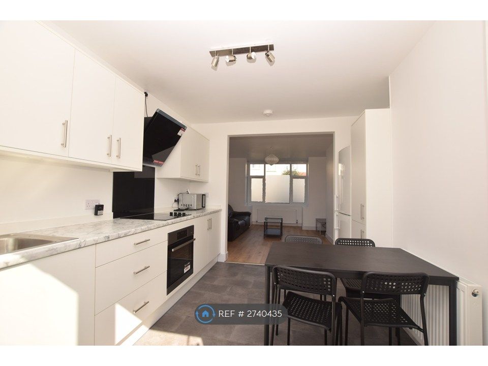 Property photo 2 of 12 Kitchen 2