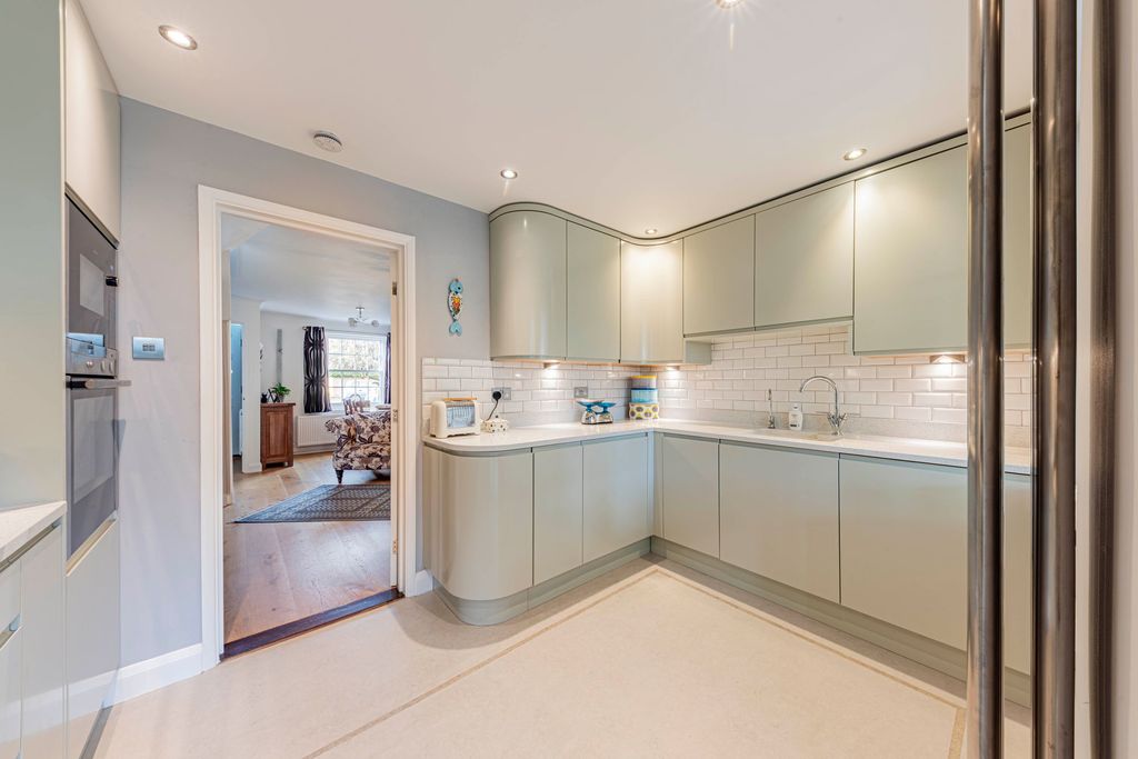 Property photo 3 of 30 Kitchen (2)