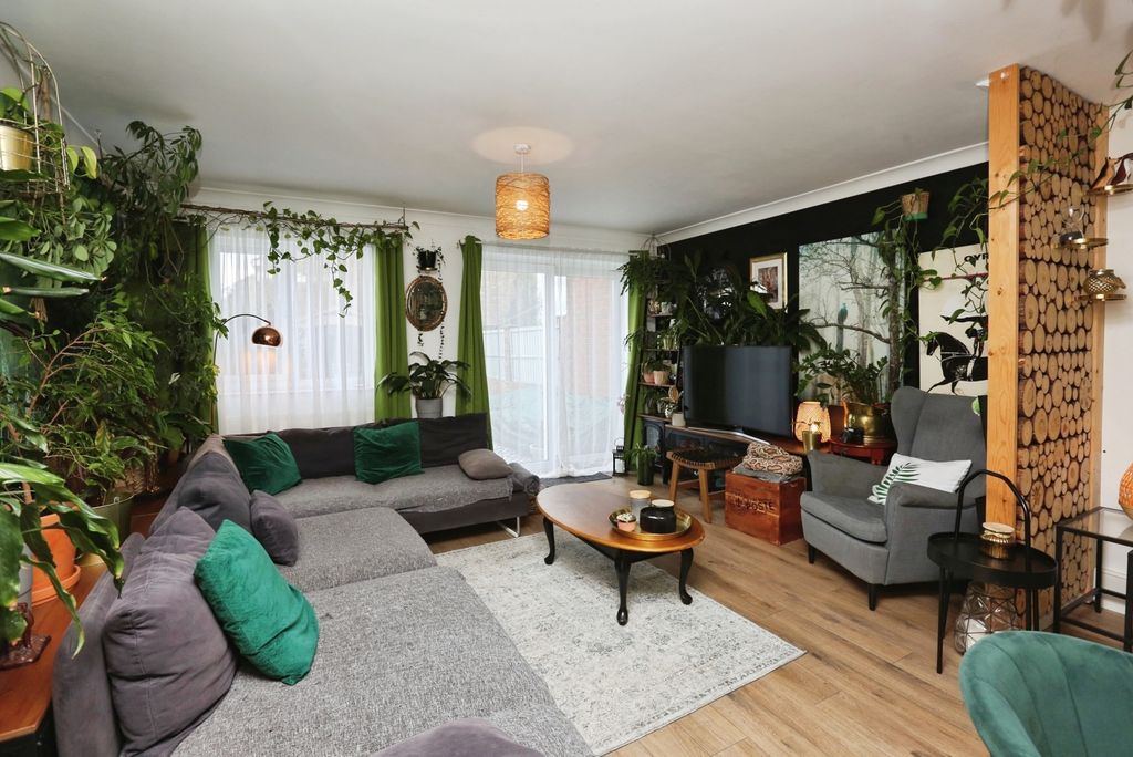 Property photo 3 of 17 Photo