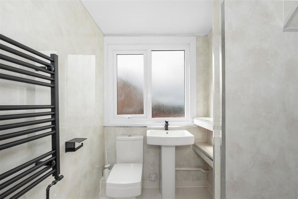 Property photo 3 of 19 Bathroom