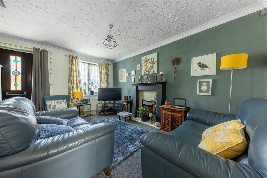 Property photo 2 of 12 Lounge