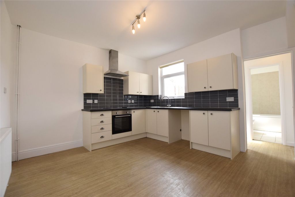 Property photo 3 of 10 Kitchen