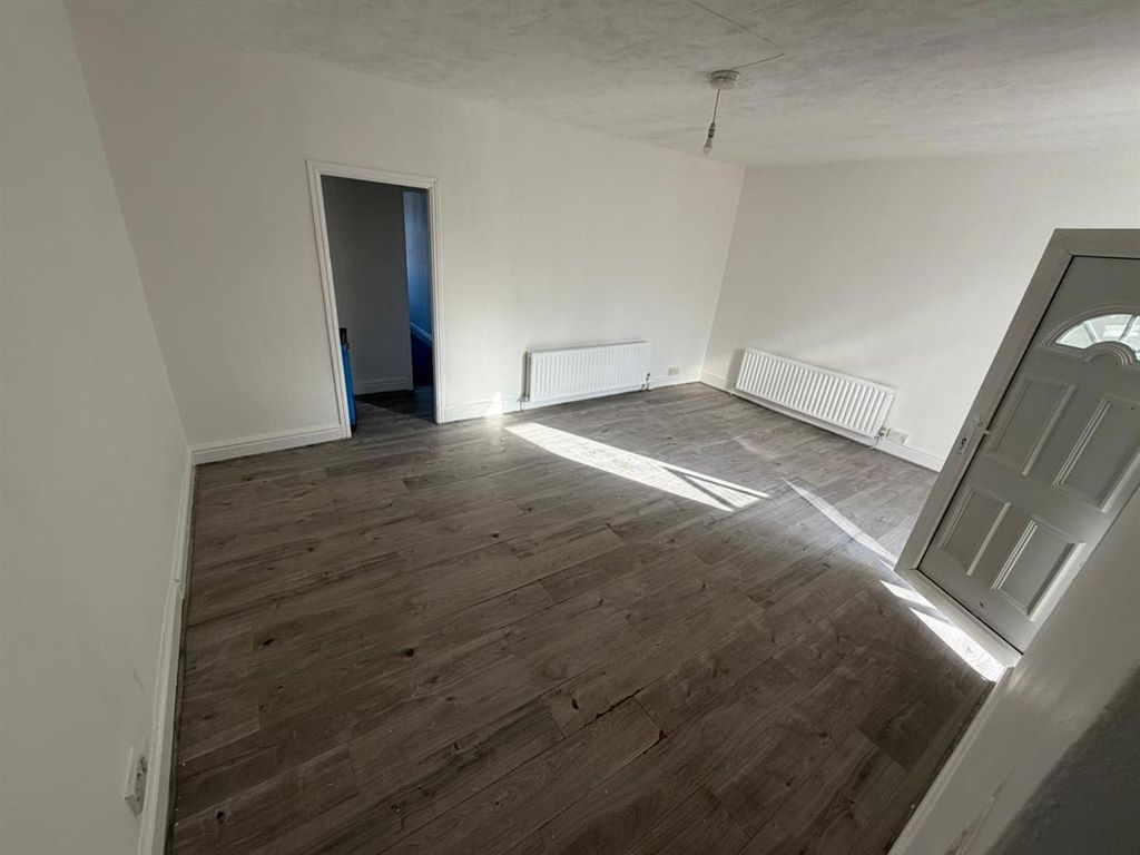 Property photo 1 of 8 Spacious Bright Lounge With Modern Flooring...