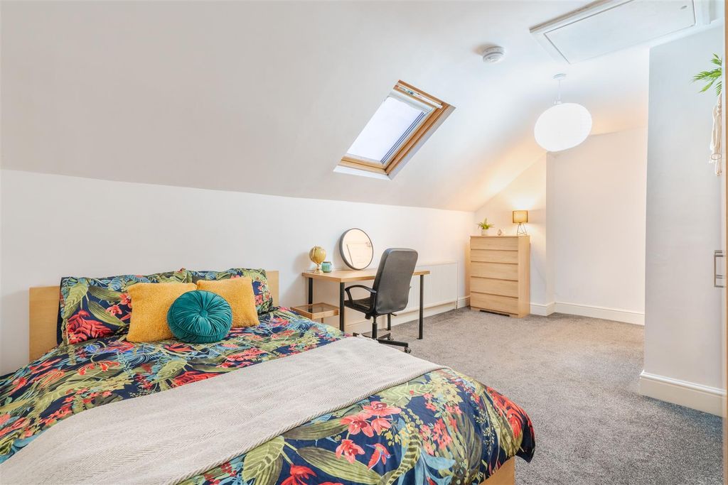 Property photo 2 of 9 Bedroom 5.Jpg