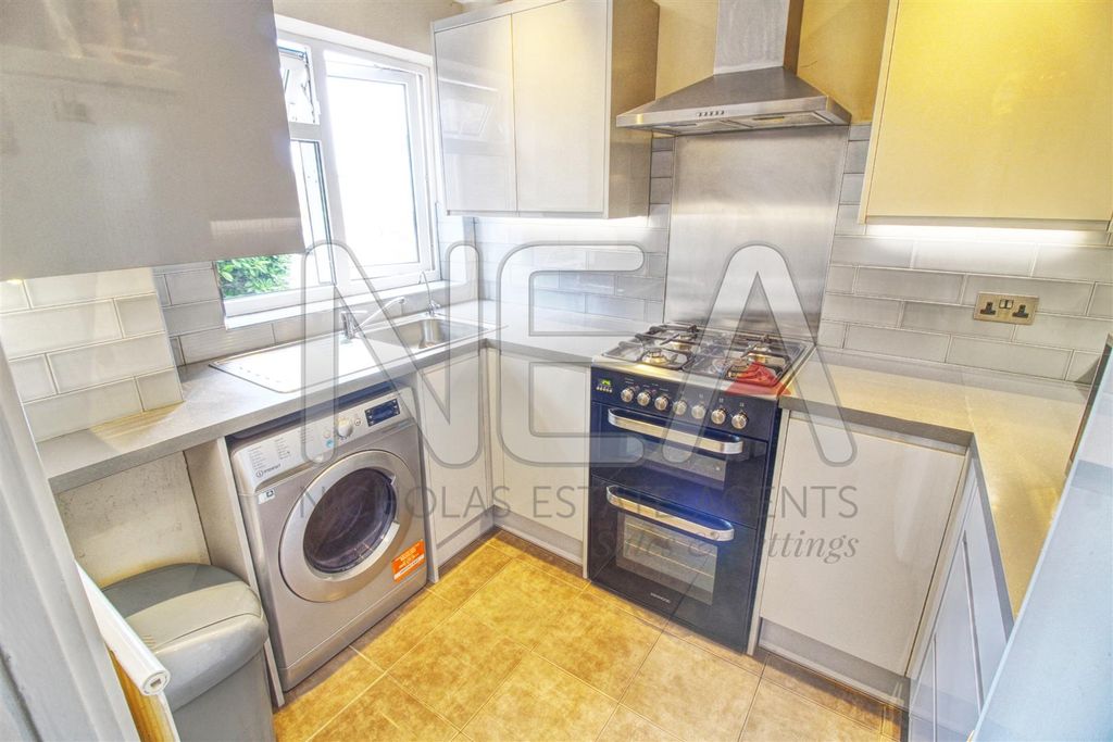 Property photo 3 of 17 Kitchen