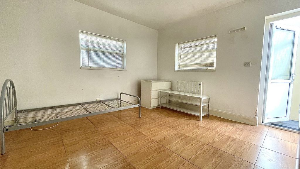 Property photo 3 of 3 Empire Parade, Edmonton N18 1Aa - Studio