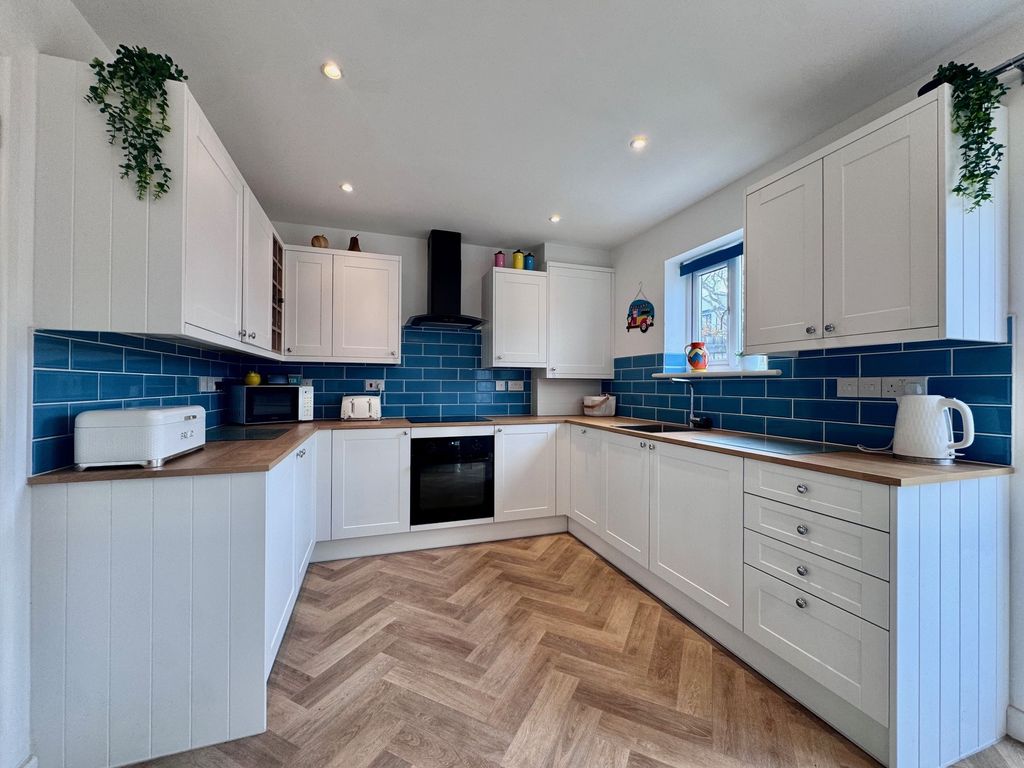 Property photo 2 of 16 Kitchen