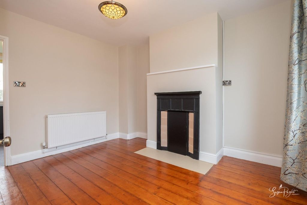 Property photo 3 of 19 Lounge