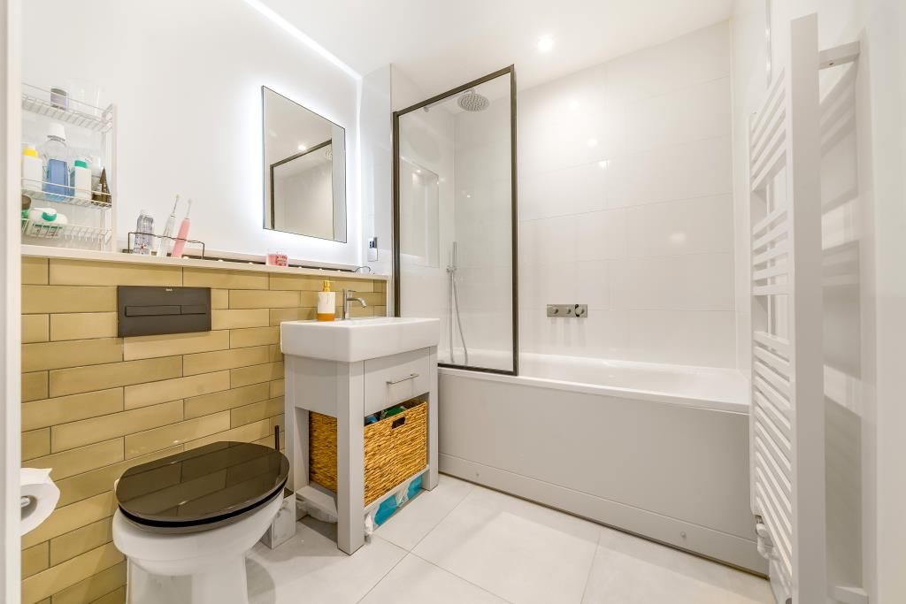 Property photo 3 of 10 Bathroom
