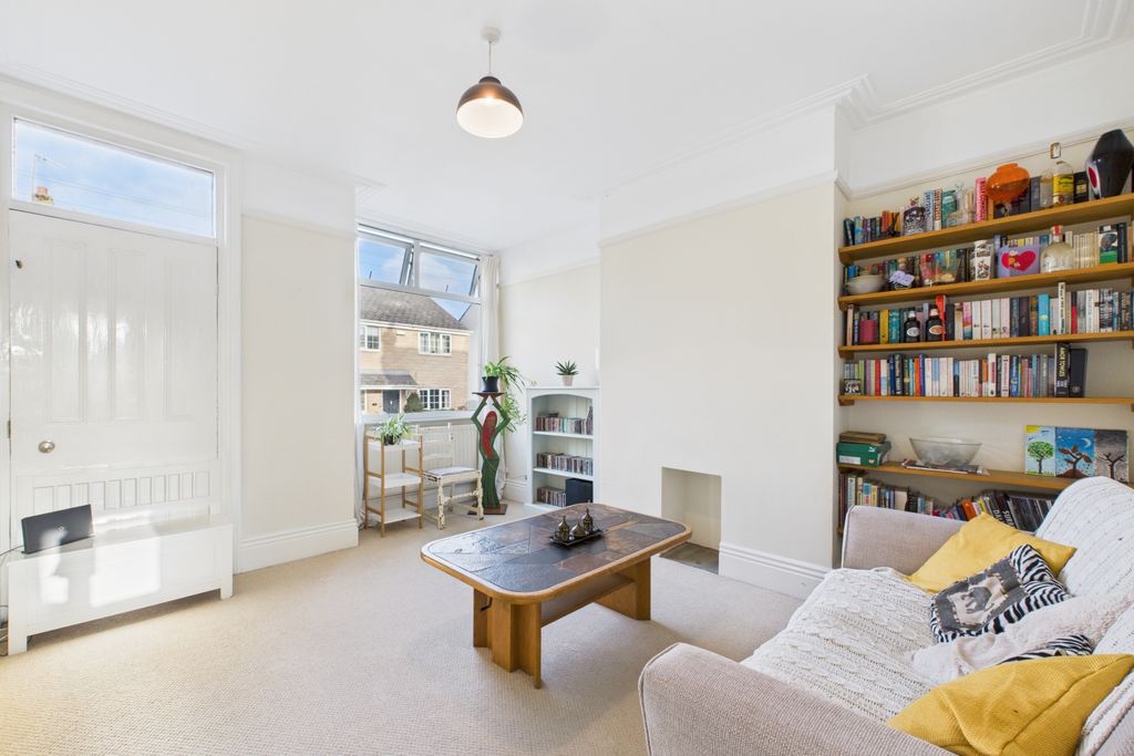 Property photo 3 of 18 Lounge