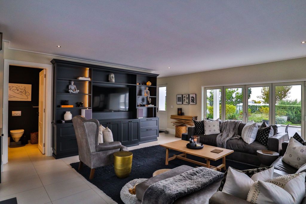 Property photo 1 of 42 Kw1682896