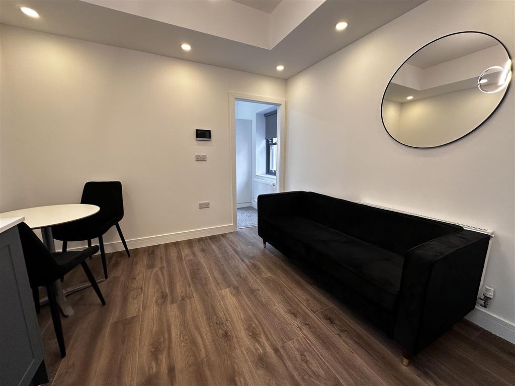 Property photo 2 of 7 Kitchen/Lounge