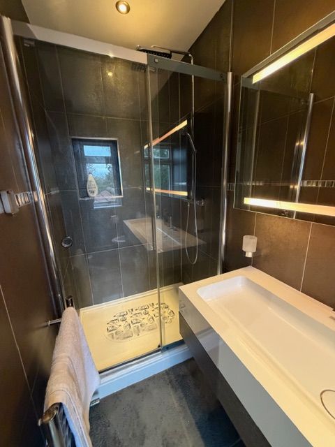 Property photo 3 of 13 Queens Toilet