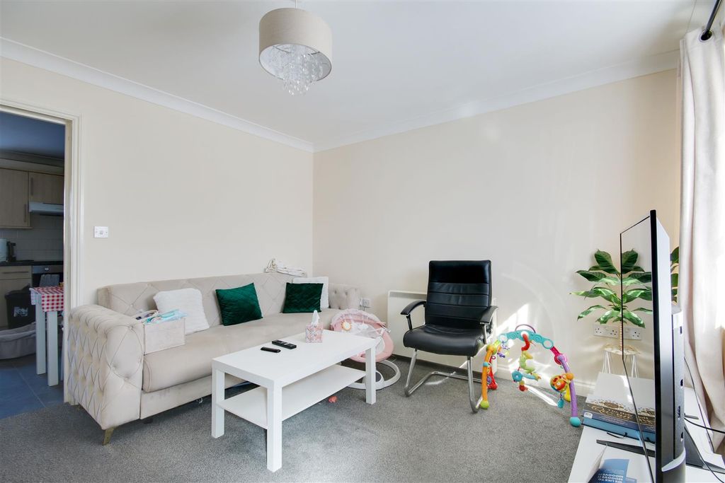 Property photo 2 of 6 Lounge.Jpg