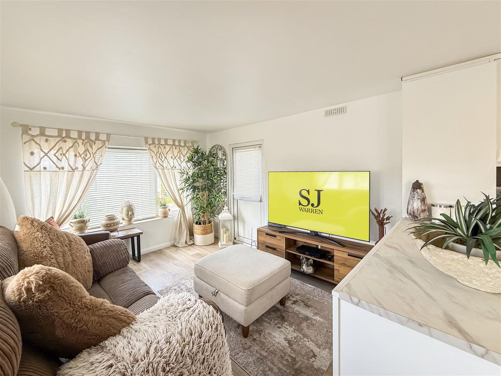 Property photo 3 of 13 Lounge