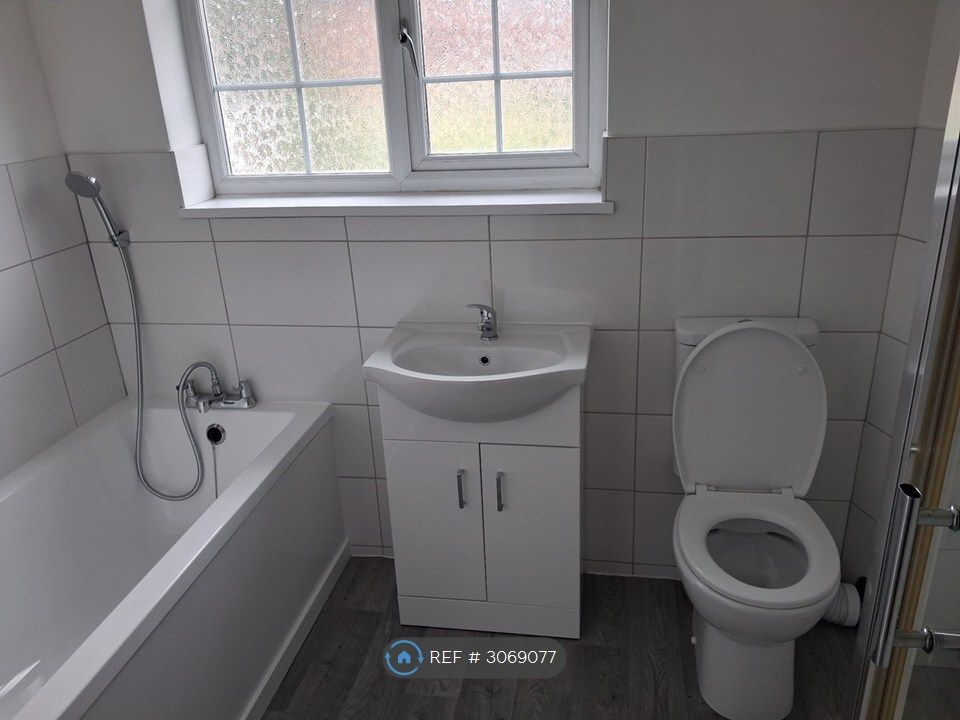 Property photo 1 of 10 Main Bathroom