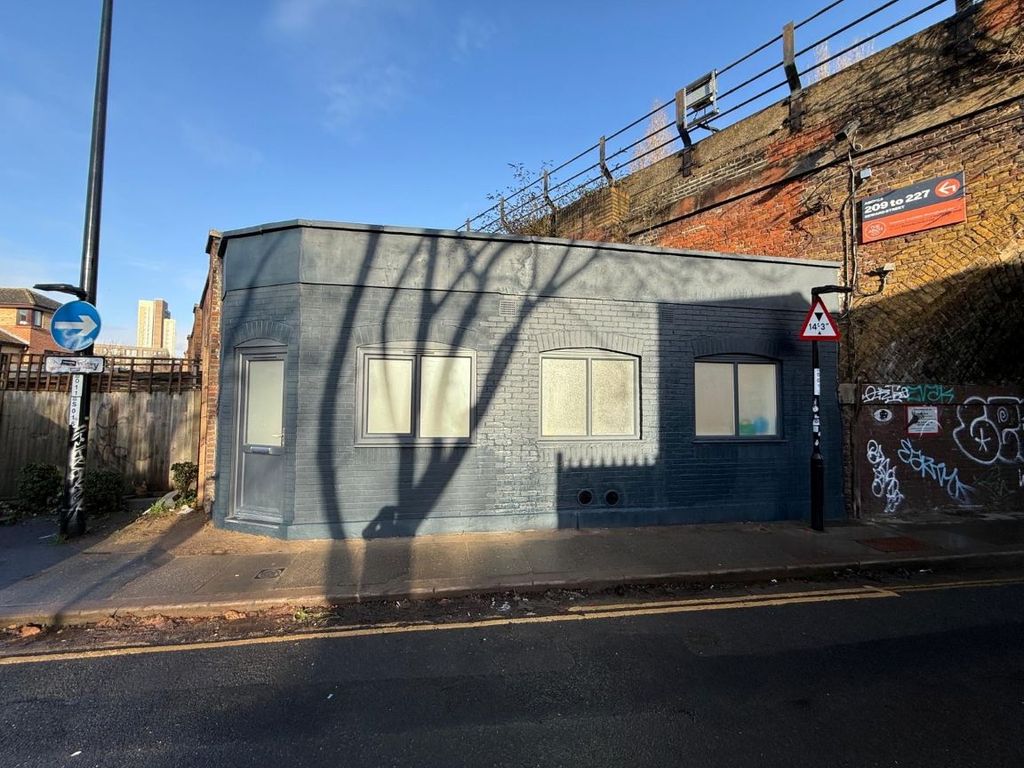 Property photo 1 of 3 The Front Of An Arch.