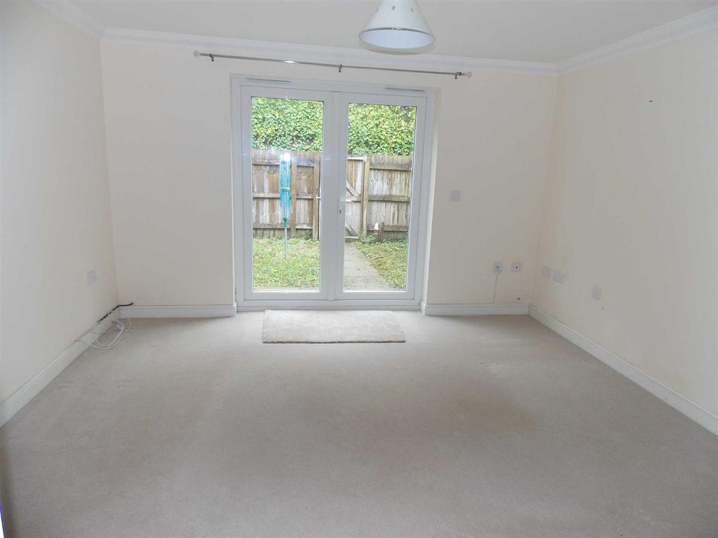 Property photo 3 of 8 Lounge