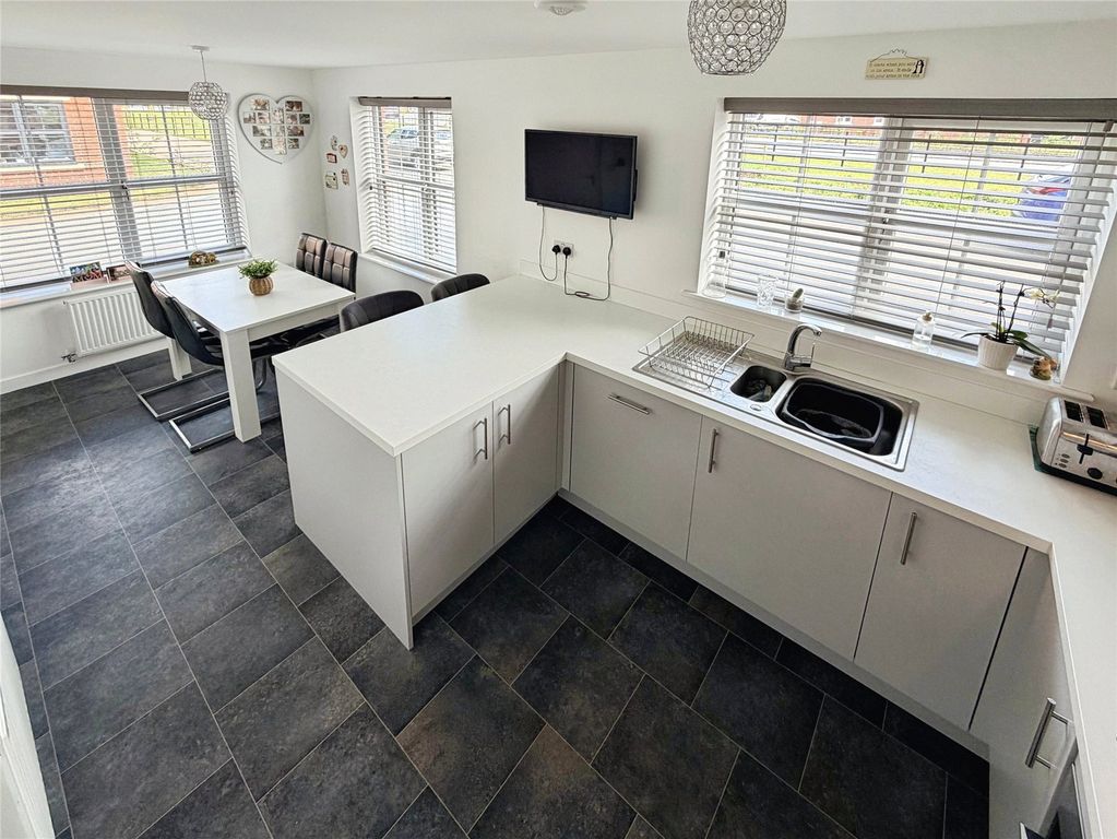 Property photo 3 of 31 Breakfast Kitchen