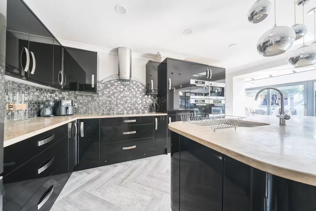 Property photo 2 of 17 Image