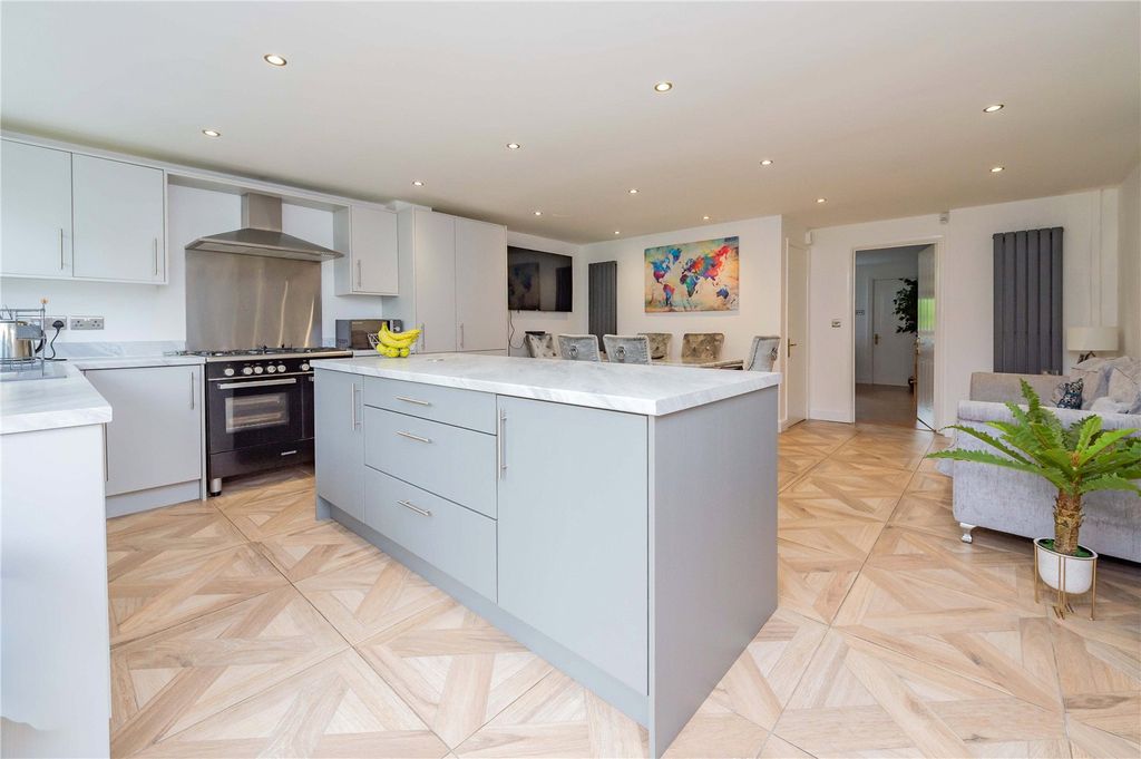 Property photo 2 of 34 Picture No. 27